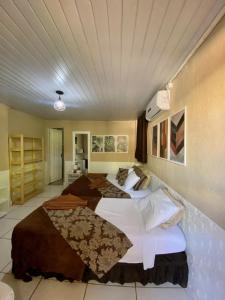 two beds in a hotel room with two beds at Pousada do Pescador Eli in Fernando de Noronha