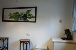 a room with two stools and a picture on the wall at Gemütliche 3-Zimmer-Wohnung-in-Gladbeck in Gladbeck