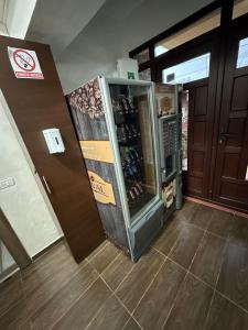 una nevera con botellas de vino dentro de un edificio en Casa Geo Alex en Vaslui