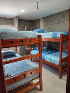 grupa łóżek piętrowych w pokoju w obiekcie Rancho Ayala II w mieście Santa Marta