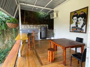 cocina y comedor con mesa de madera en Punta Hills Montanita en Montañita