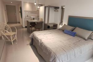 1 dormitorio con 1 cama grande y comedor en Apart en San Telmo- Paseo de la Cisterna- 619 en Buenos Aires