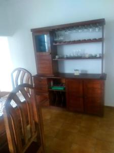 un armario de madera con copas de vino en Casa próximo a praia de Guarapari, en Guarapari