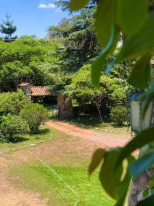 vistas a un patio con valla y árboles en Colibrí de la Quebrada en San Lorenzo