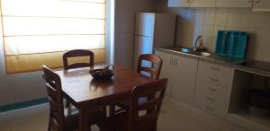 uma cozinha com uma mesa e cadeiras e um frigorífico em HI Bragança – Pousada de Juventude em Brangança