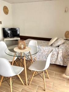 Habitación con mesa, sillas y cama en Cabañas Entre Rios Talca en Talca