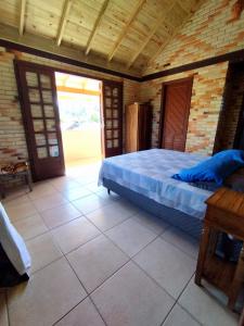 1 dormitorio con cama y techo de madera en MORADA GUARDA PARADISE, en Palhoça