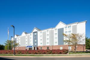 un gran edificio blanco al lado de una calle en Candlewood Suites Manassas, an IHG Hotel, en Manassas