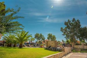 Ein Garten an der Unterkunft Sotiris Studios