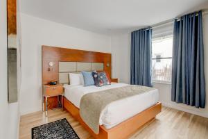 a bedroom with a large bed and a window at Auberge Handfield et Spa in Saint-Marc-sur-Richelieu