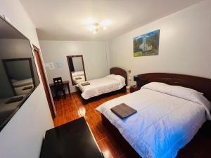 Dormitorio pequeño con cama y espejo en Hotel Baños del Inca, en Los Baños del Inca