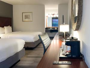 Habitación de hotel con 2 camas y mesa con silla en GreenTree Hotel & Extended Stay I-10 FWY Houston, Channelview, Baytown, en Channelview