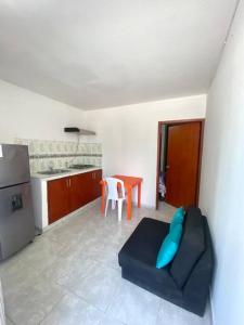 sala de estar con sofá azul y cocina en 2023 Apartamento Múltiple M3, en Santa Marta