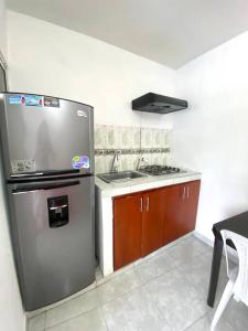 cocina con nevera de acero inoxidable y fregadero en 2023 Apartamento Múltiple M3, en Santa Marta