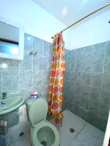 y baño con aseo y cortina de ducha. en 2023 Apartamento Múltiple M3, en Santa Marta