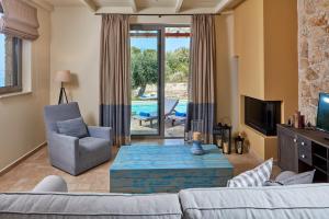 TV a/nebo společenská místnost v ubytování Sivota Seascape Luxury Villas & Residences