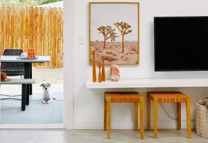 En TV eller et underholdningssystem på Live Centered with Hot Tub, Fire Pit In Joshua Tree home