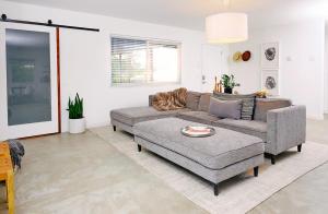 Et sittehjørne på Live Centered with Hot Tub, Fire Pit In Joshua Tree home