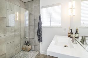 Et bad på Live Centered with Hot Tub, Fire Pit In Joshua Tree home