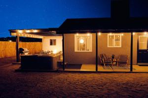 Bilde i galleriet til Live Centered with Hot Tub, Fire Pit In Joshua Tree home i Joshua Tree
