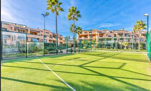 Tenis alebo squash v ubytovaní Casares Beach Golf Apartment With Private Garden Direct Pool Access alebo jeho okolí