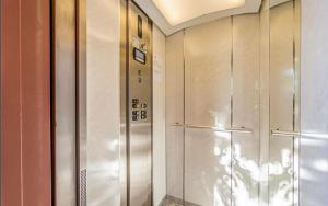 Fotografia z galérie ubytovania Casares Beach Golf Apartment With Private Garden Direct Pool Access v destinácii Casares
