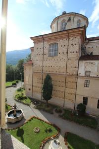 ein großes Gebäude mit einem Brunnen davor in der Unterkunft Santuario di Graglia Resort in Graglia