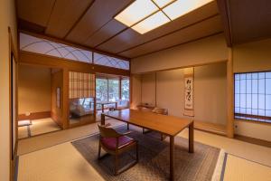 - une salle à manger avec une table et des chaises dans l'établissement Shaga-no-Sato Yumeya, à Niigata