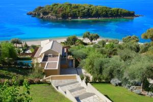 Cette villa offre une vue sur l'océan. dans l'établissement Sivota Seascape Luxury Villas & Residences, à Sivota