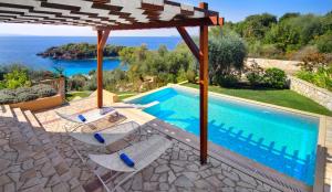Bazén v ubytování Sivota Seascape Luxury Villas & Residences nebo v jeho okolí
