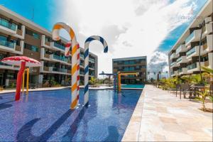 una piscina en un complejo con un complejo en Porto Beach Resort - Mana Beach Experience, en Porto de Galinhas