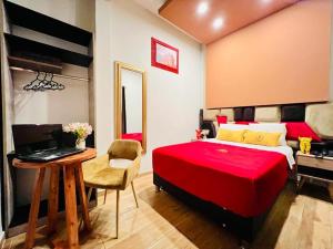 1 dormitorio con 1 cama y escritorio con ordenador portátil en Montreal Magdalena Del Mar Hotel, en Lima