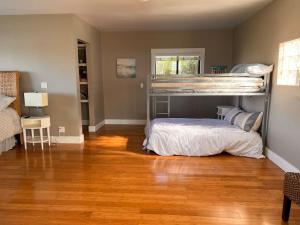 1 dormitorio con litera y suelo de madera en Stunning Oceanfront Escape, en Bodega Bay