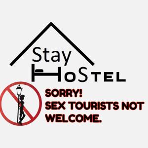 Una señal que dice quédate en Houston. Lo siento, dicen que los turistas no son bienvenidos. en Stay Hostel, en Bangkok