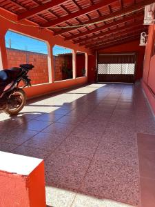 una motocicleta estacionada dentro de un edificio con garaje en HOSTEL GIRASSOL en Ponte Alta do Tocantins