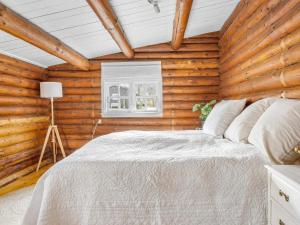 una camera da letto con un letto in una stanza con pareti in legno di 4 person holiday home in Frederiksværk-By Traum a Frederiksværk