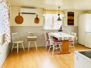uma cozinha com mesa e cadeiras num quarto em Holiday home FÄRGELANDA V em Färgelanda