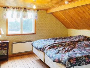 um quarto com uma cama e uma janela em Holiday home FÄRGELANDA V em Färgelanda