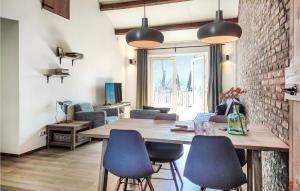una sala da pranzo con tavolo in legno e sedie blu di Huisje 3 a Grashoek