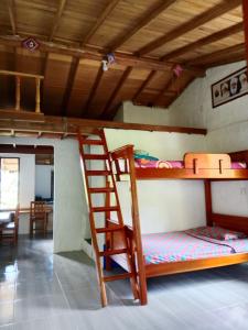 Habitación con 2 literas y escalera. en Refugio a orilla del Rio, en San Rafael