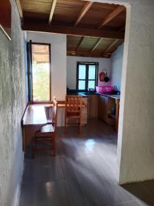 cocina con mesa y sillas en una habitación en Refugio a orilla del Rio, en San Rafael