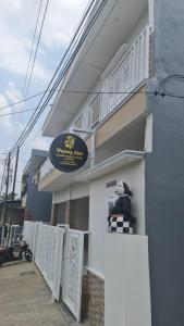un edificio con un cartel en el costado en Wayang Ajen Guest House Nuasri Subang en Cisalak