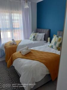 dos camas sentadas una al lado de la otra en un dormitorio en The Blyde Riverwalk Estate, en Pretoria