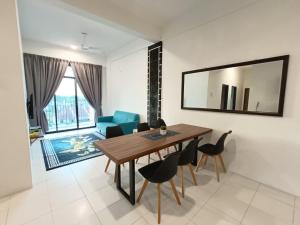 een woonkamer met een eettafel en stoelen bij Azfa Imperio Professional Suite Alor Setar in Alor Setar