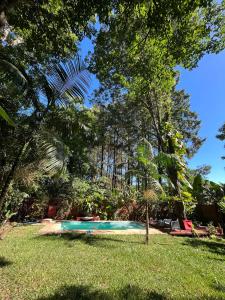 een zwembad in een tuin met bomen bij Casa Jaguar in Puerto Iguazú