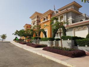 a building on a street next to a road at Studio in Porto Sharm in Sharm El Sheikh