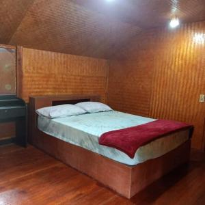 1 dormitorio con 1 cama grande en una habitación en Koom Kachanaan, en Ban Nong Thale