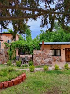 una casa con un muro in pietra e un patio di Complejo Ermitazh a Valle Grande Altre 60 foto