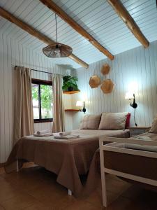 una camera con un grande letto e un soffitto di Complejo Ermitazh a Valle Grande