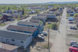 una vista aérea de una pequeña ciudad con casas en 28th Ave Unit2 Centrally Located Coffee Bar and Comfort, en Fairbanks